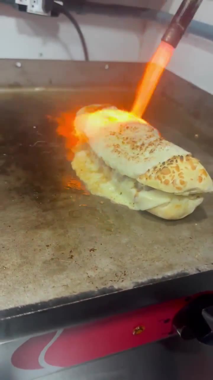 Pão de alho sendo finalizado no maçarico